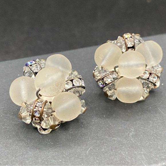 Vintage Pearlcraft Signed Silver Tone and Frosted white Cluster Clip On Earrings - Picture 6 of 9